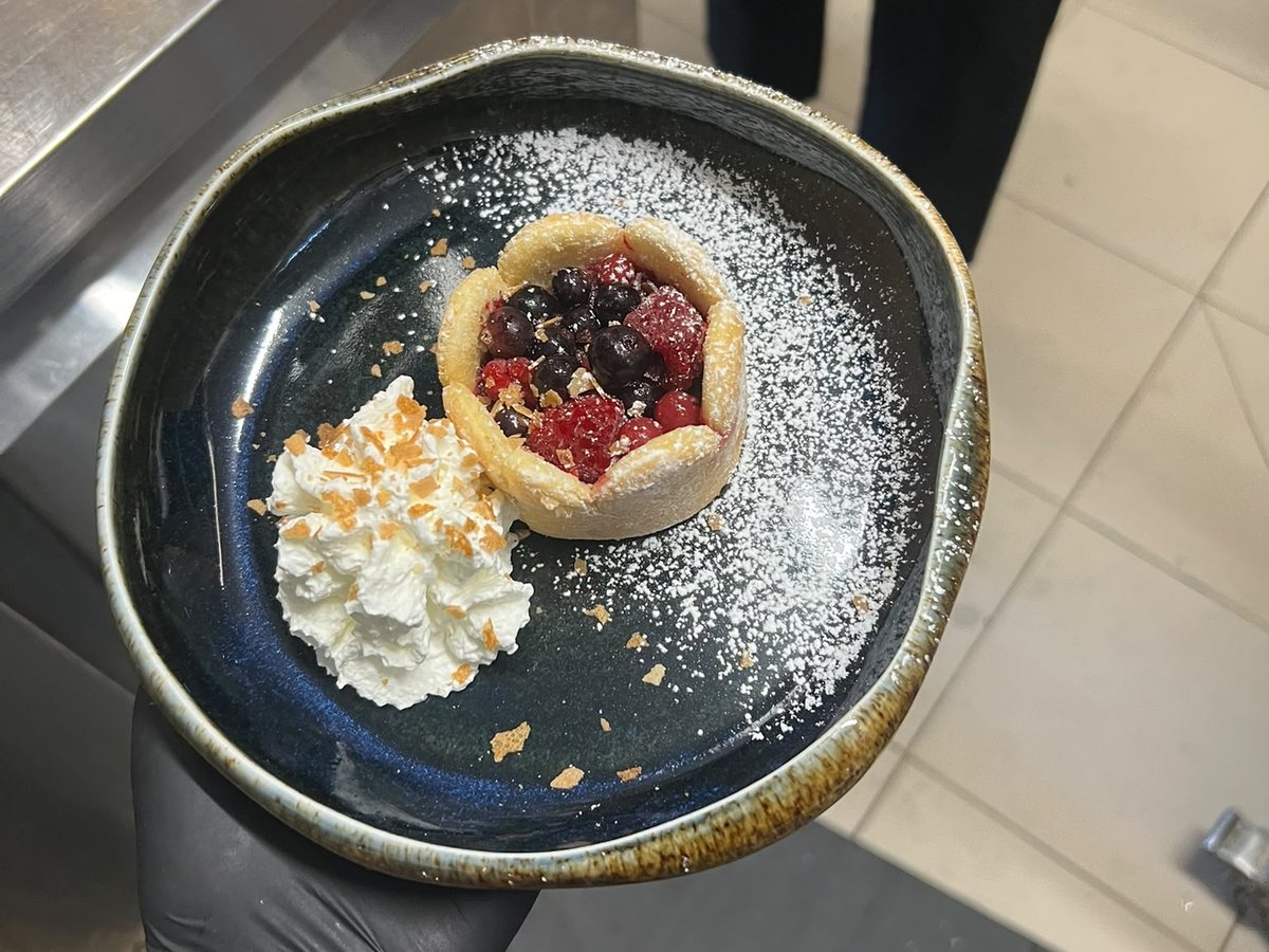 Photo du plat prise en cuisine, dans un bol sombre
