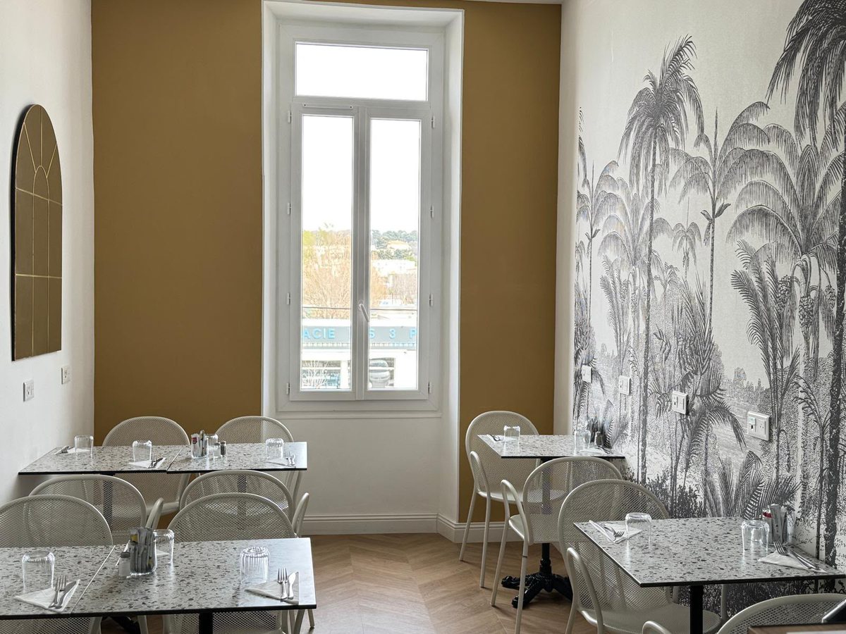 Photo de la salle du restaurant, prise au téléphone
